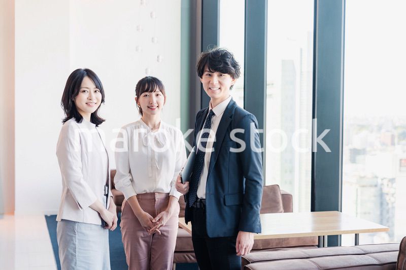 オフィスで仲良く話す若いビジネスパーソン