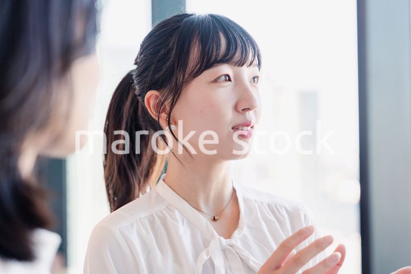 オフィスで仲良く話す若いビジネスパーソン