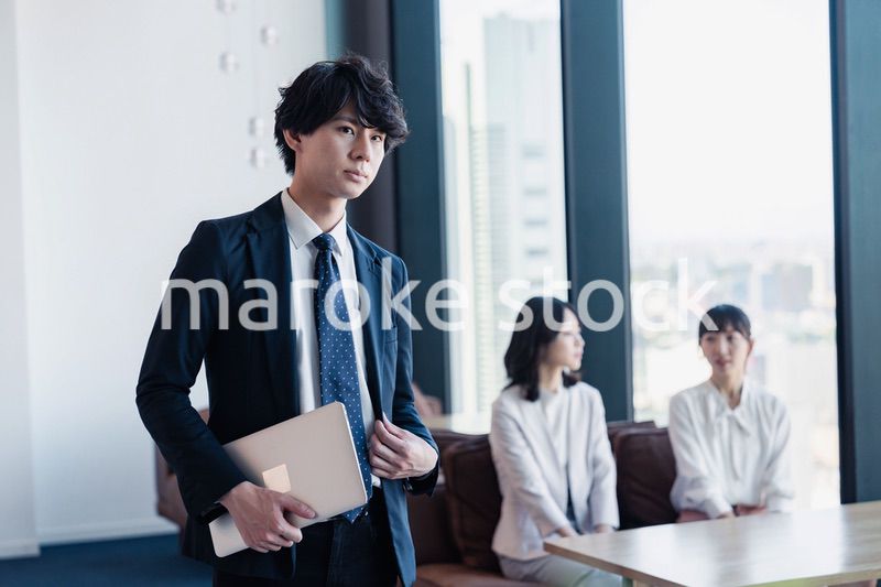 外回り営業に出かけるビジネスマン