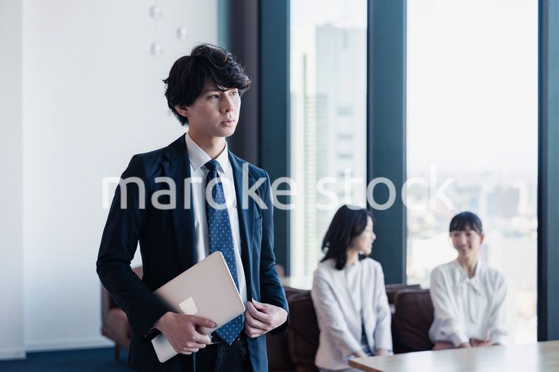 外回り営業に出かけるビジネスマン