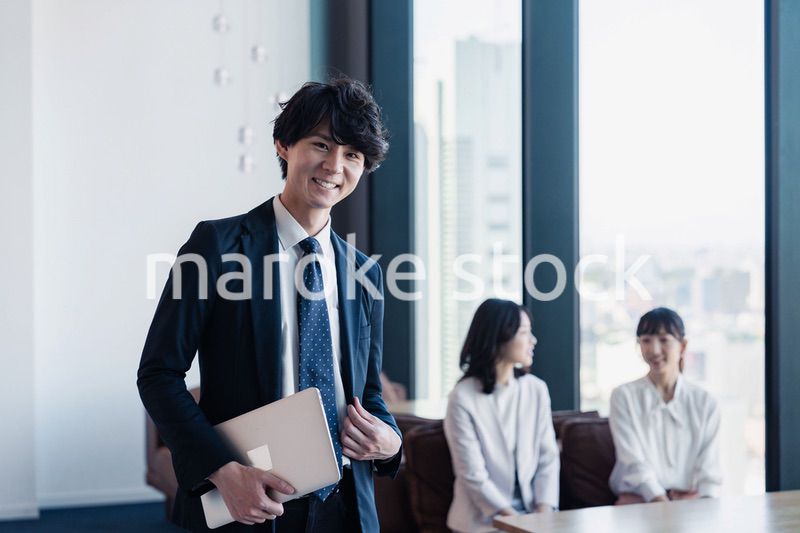 外回り営業に出かけるビジネスマン