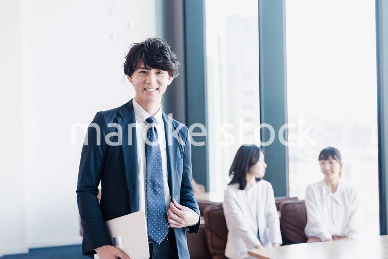 外回り営業に出かけるビジネスマン