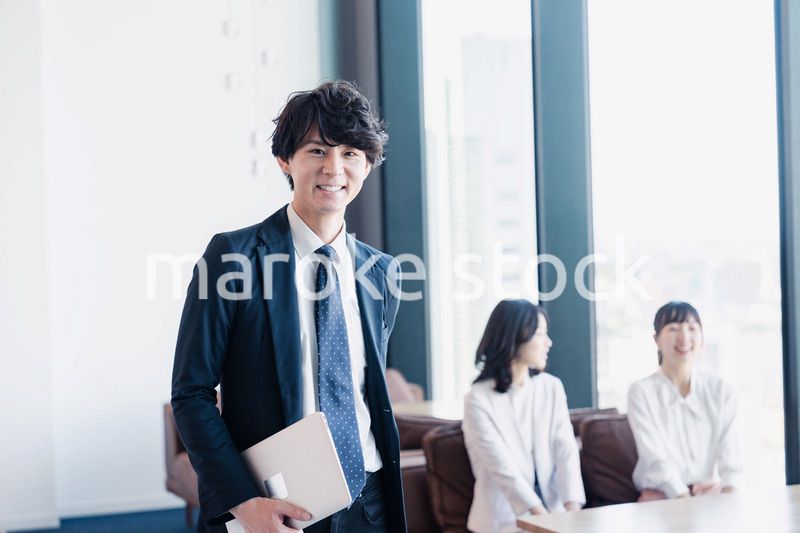 外回り営業に出かけるビジネスマン