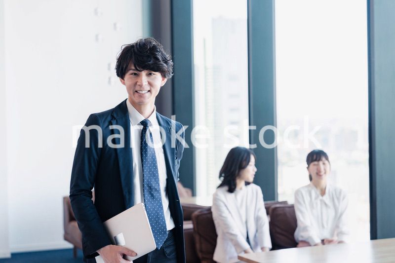 外回り営業に出かけるビジネスマン