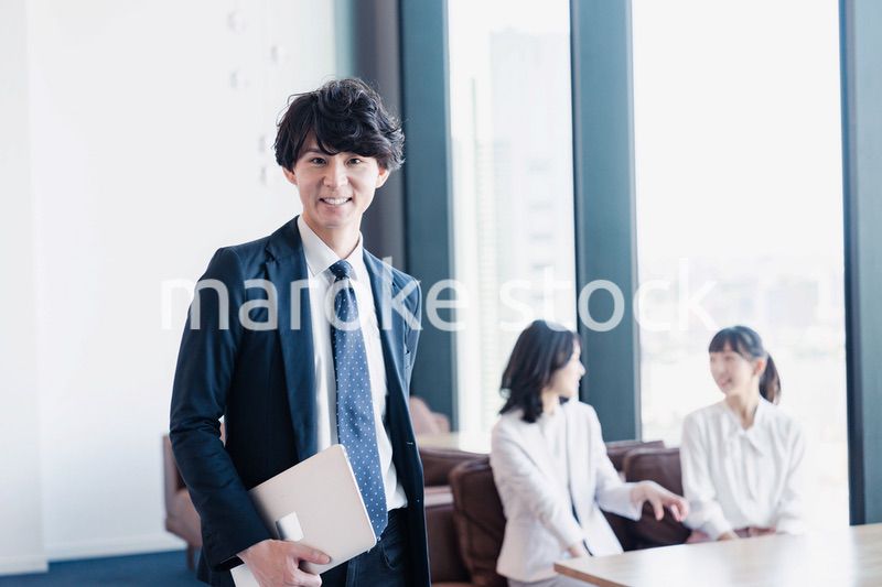 外回り営業に出かけるビジネスマン