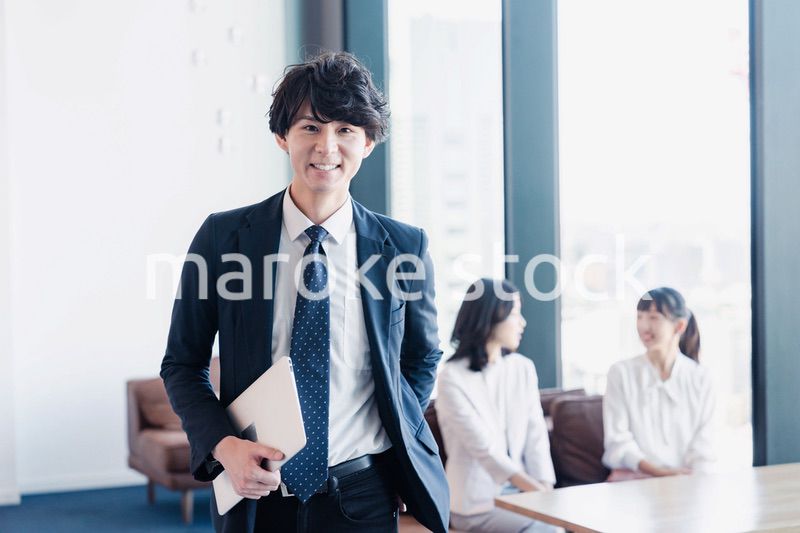 外回り営業に出かけるビジネスマン