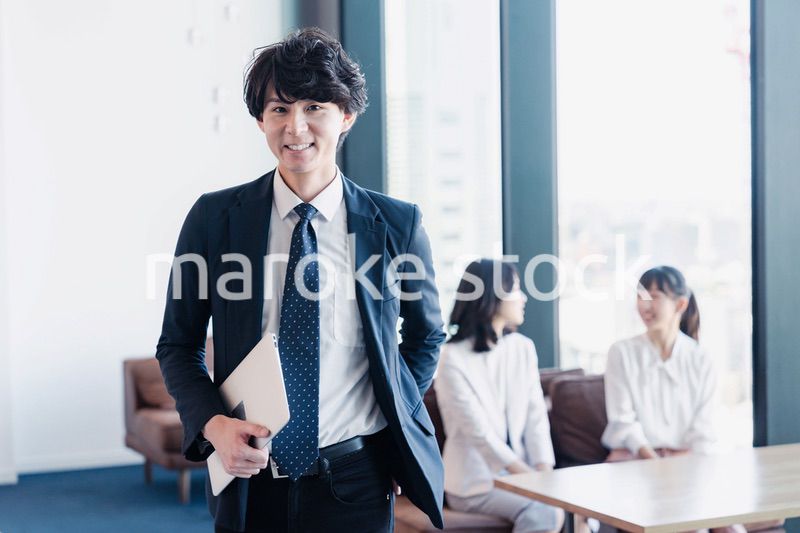 外回り営業に出かけるビジネスマン