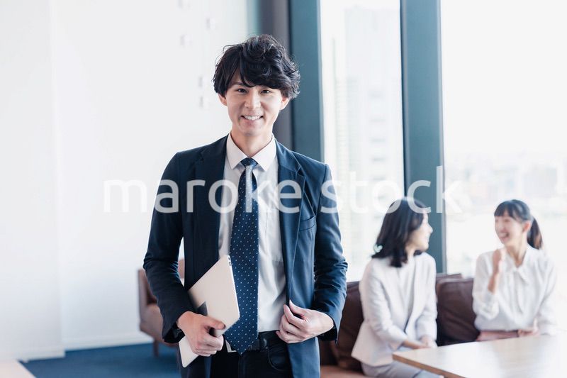 外回り営業に出かけるビジネスマン