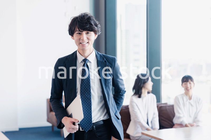 外回り営業に出かけるビジネスマン