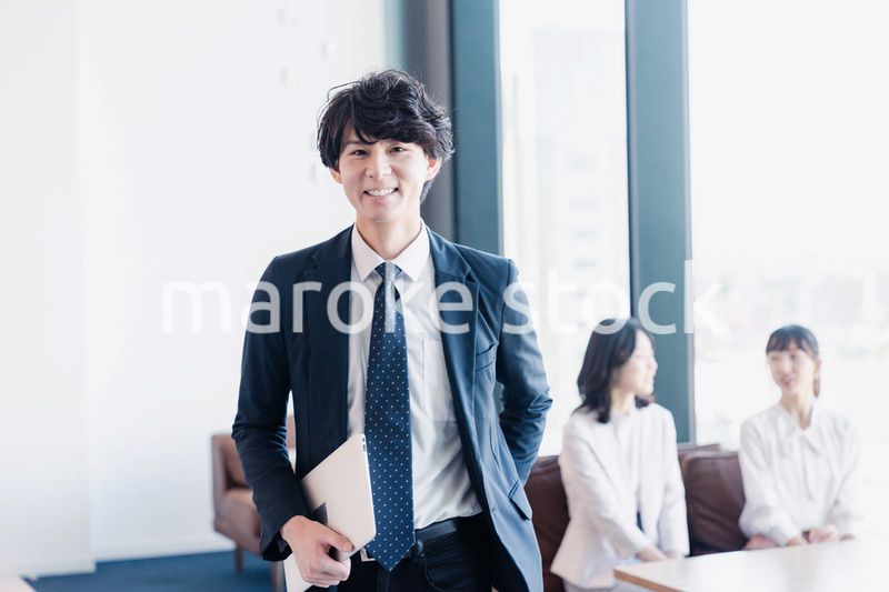 外回り営業に出かけるビジネスマン