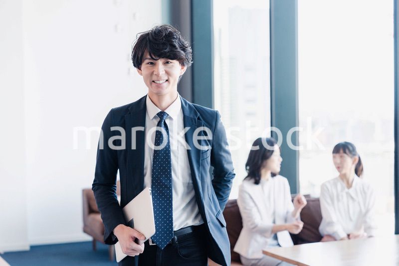 外回り営業に出かけるビジネスマン