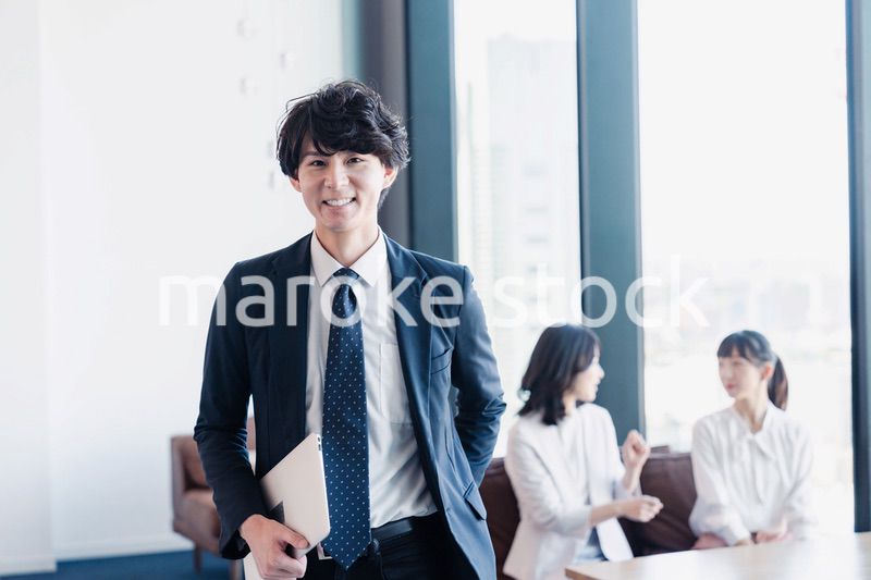 外回り営業に出かけるビジネスマン