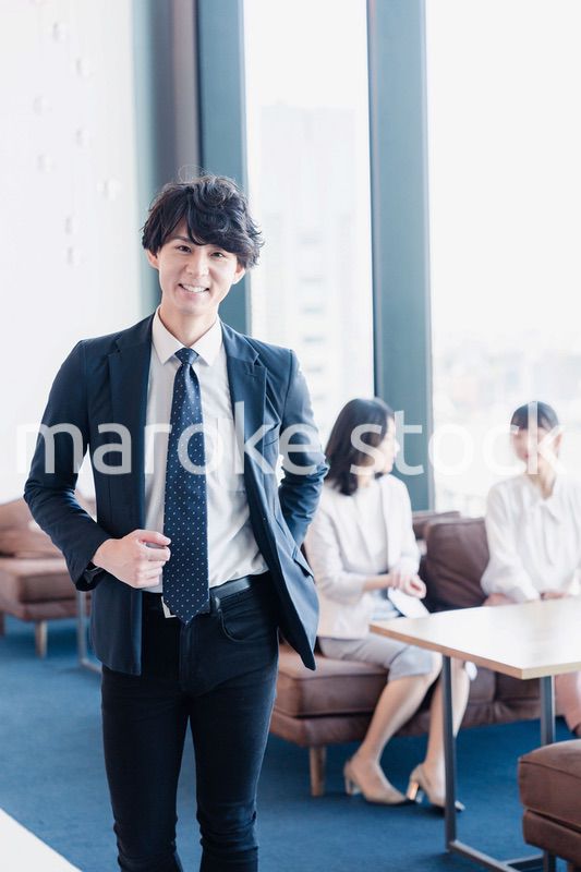 外回り営業に出かけるビジネスマン