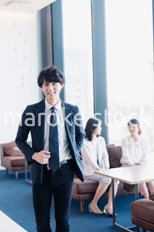 外回り営業に出かけるビジネスマン