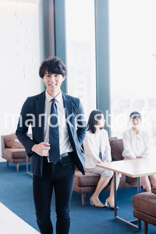 外回り営業に出かけるビジネスマン