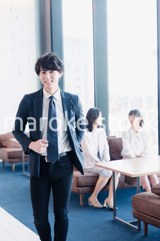 外回り営業に出かけるビジネスマン