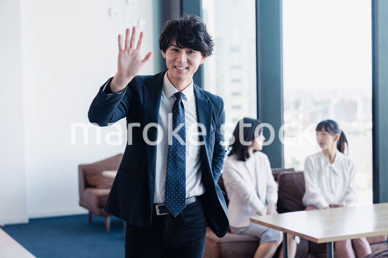 オフィスで挨拶をするビジネスマン