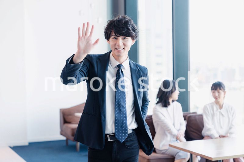 オフィスで挨拶をするビジネスマン