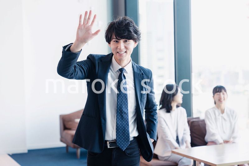 オフィスで挨拶をするビジネスマン