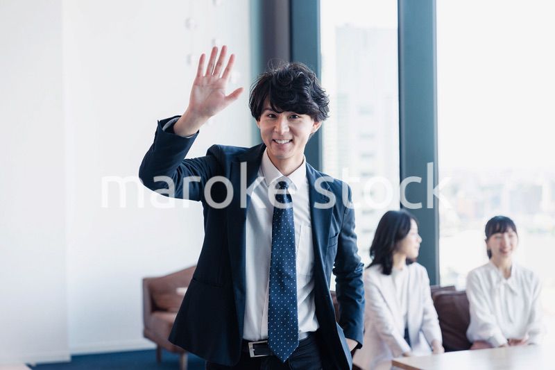 オフィスで挨拶をするビジネスマン