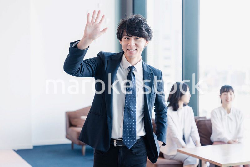 オフィスで挨拶をするビジネスマン