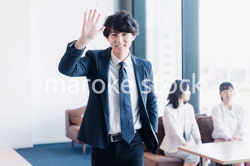 オフィスで挨拶をするビジネスマン