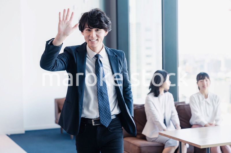 オフィスで挨拶をするビジネスマン