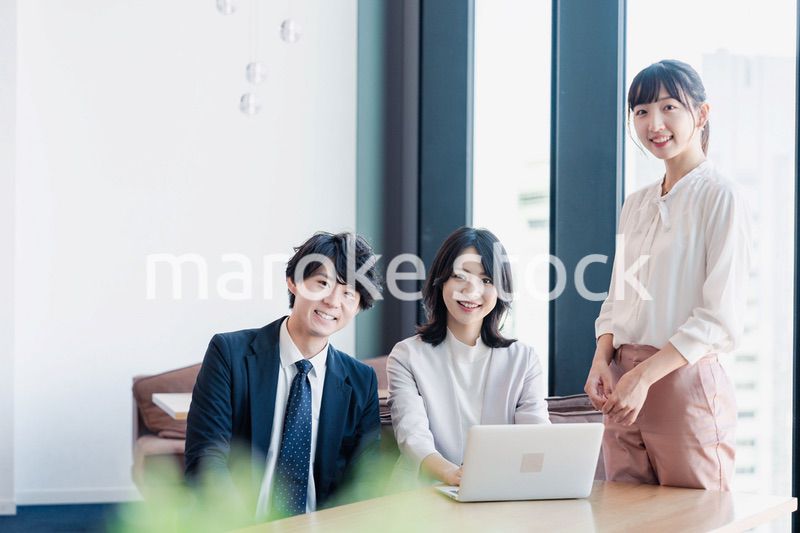 オフィスで打ち合わせをするビジネスパーソン