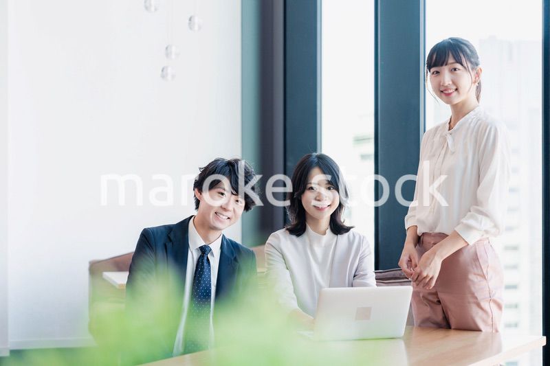 オフィスで打ち合わせをするビジネスパーソン