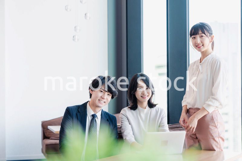 オフィスで打ち合わせをするビジネスパーソン