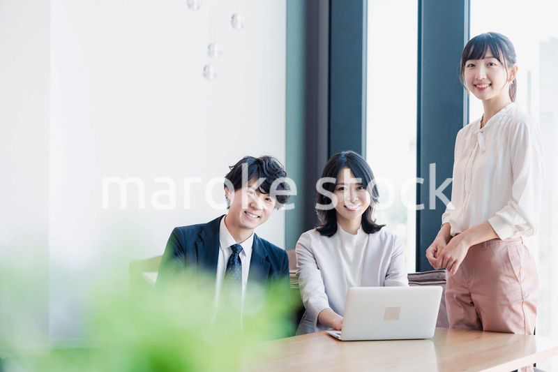 オフィスで打ち合わせをするビジネスパーソン