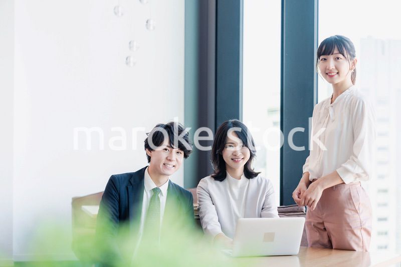 オフィスで打ち合わせをするビジネスパーソン