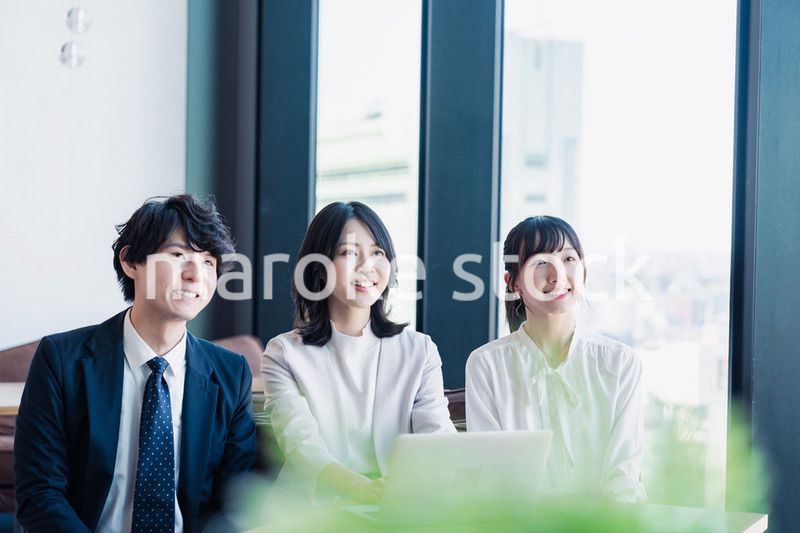 オフィスで資料を共有するビジネスパーソン