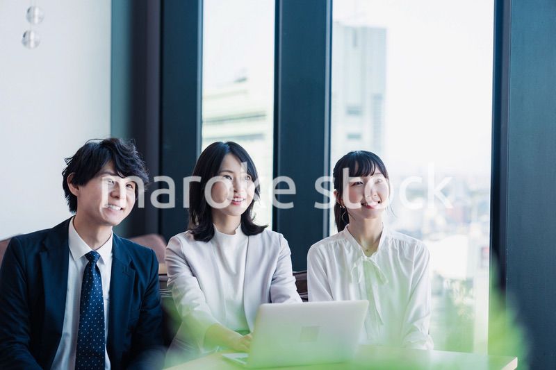 オフィスで資料を共有するビジネスパーソン