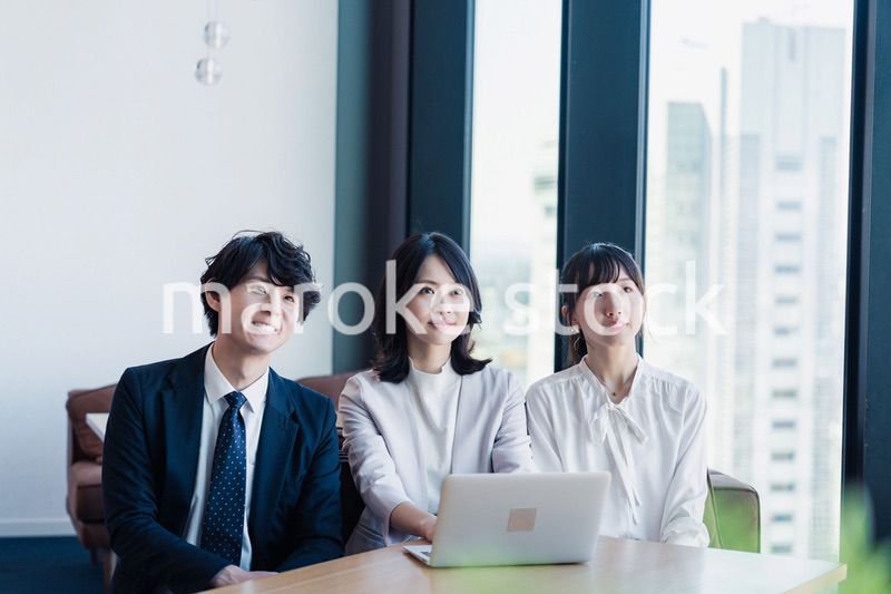 オフィスで資料を共有するビジネスパーソン