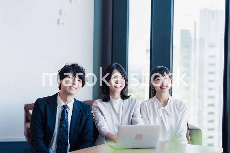 オフィスで資料を共有するビジネスパーソン