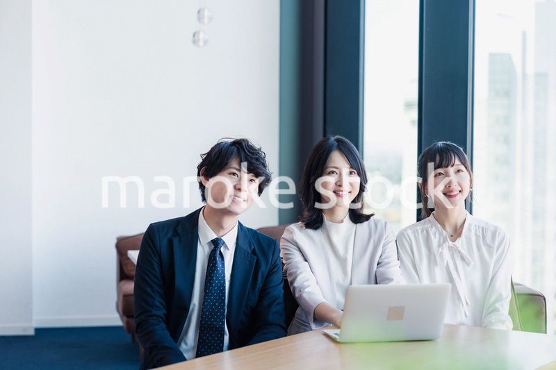 オフィスで資料を共有するビジネスパーソン