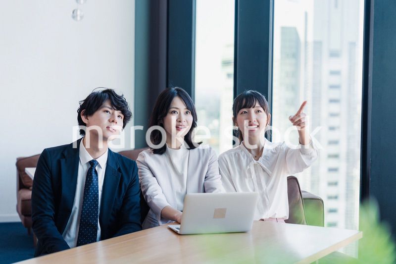 オフィスで資料を共有するビジネスパーソン