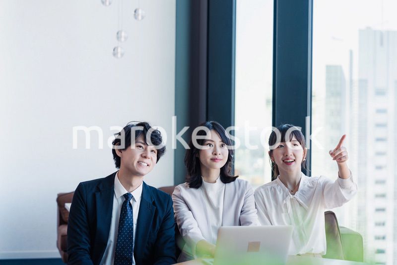 オフィスで資料を共有するビジネスパーソン