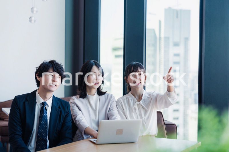 オフィスで資料を共有するビジネスパーソン