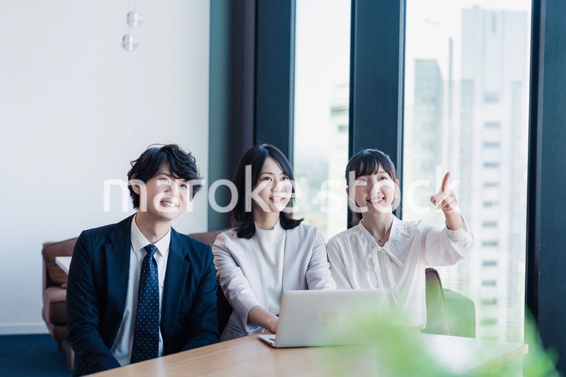 オフィスで資料を共有するビジネスパーソン