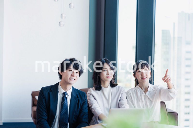 オフィスで資料を共有するビジネスパーソン