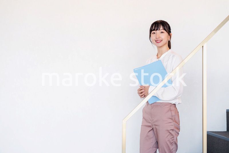 オフィスでインターンをする大学生の女性