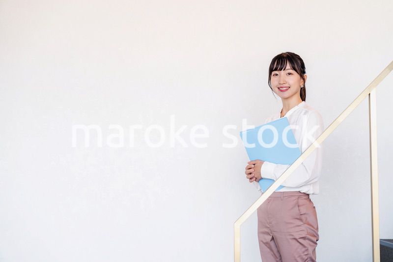 オフィスでインターンをする大学生の女性