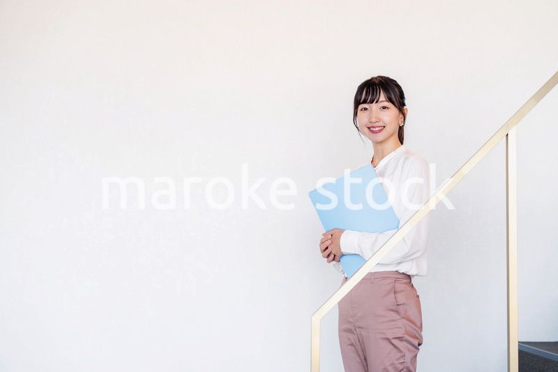 オフィスでインターンをする大学生の女性