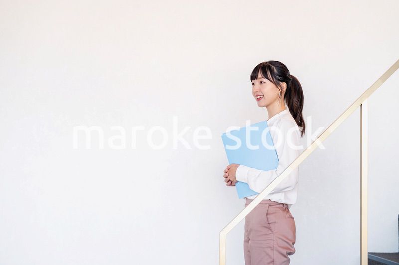 オフィスでインターンをする大学生の女性