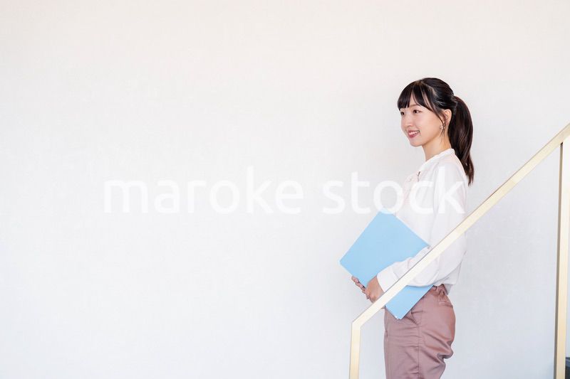 オフィスでインターンをする大学生の女性