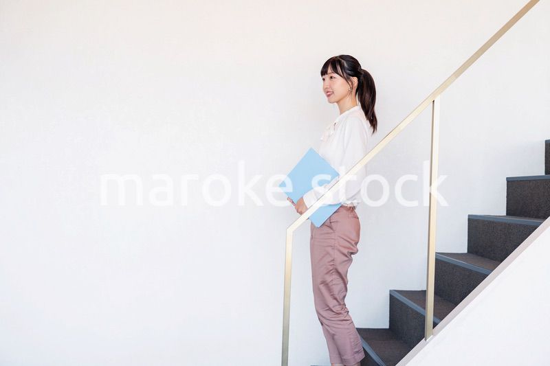 オフィスでインターンをする大学生の女性