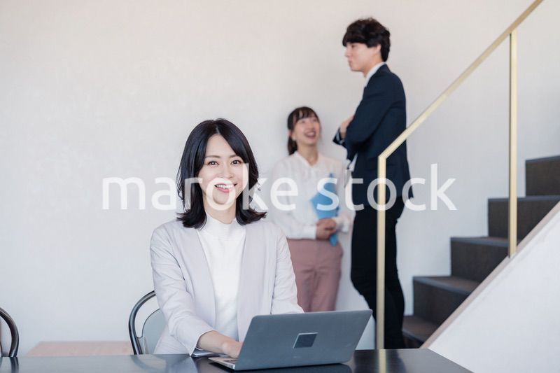 フリーアドレスのオフィスで働くビジネスウーマン