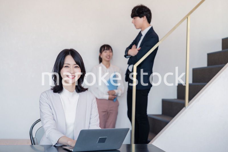 フリーアドレスのオフィスで働くビジネスウーマン